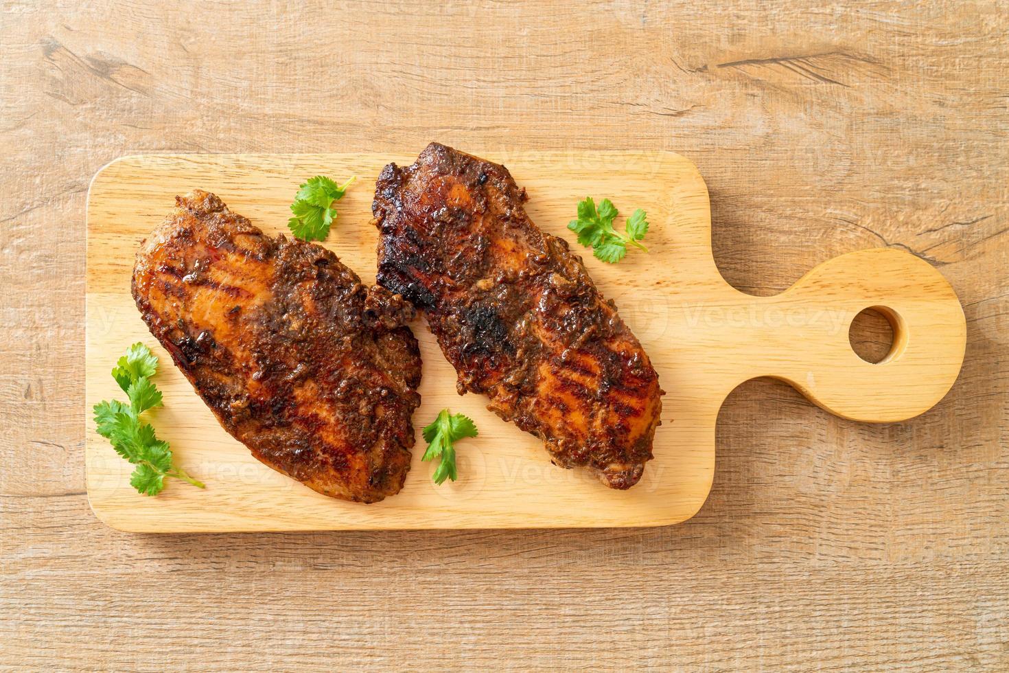 pittige gegrilde jamaicaanse jerk chicken - jamaicaans eten foto