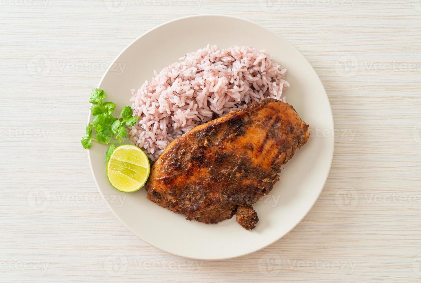 pittige gegrilde jamaicaanse jerk chicken met rijst - jamaicaans eten foto