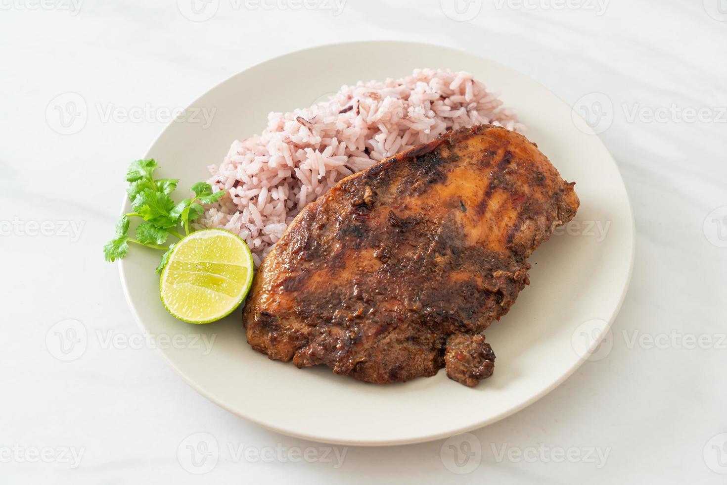 pittige gegrilde jamaicaanse jerk chicken met rijst - jamaicaans eten foto