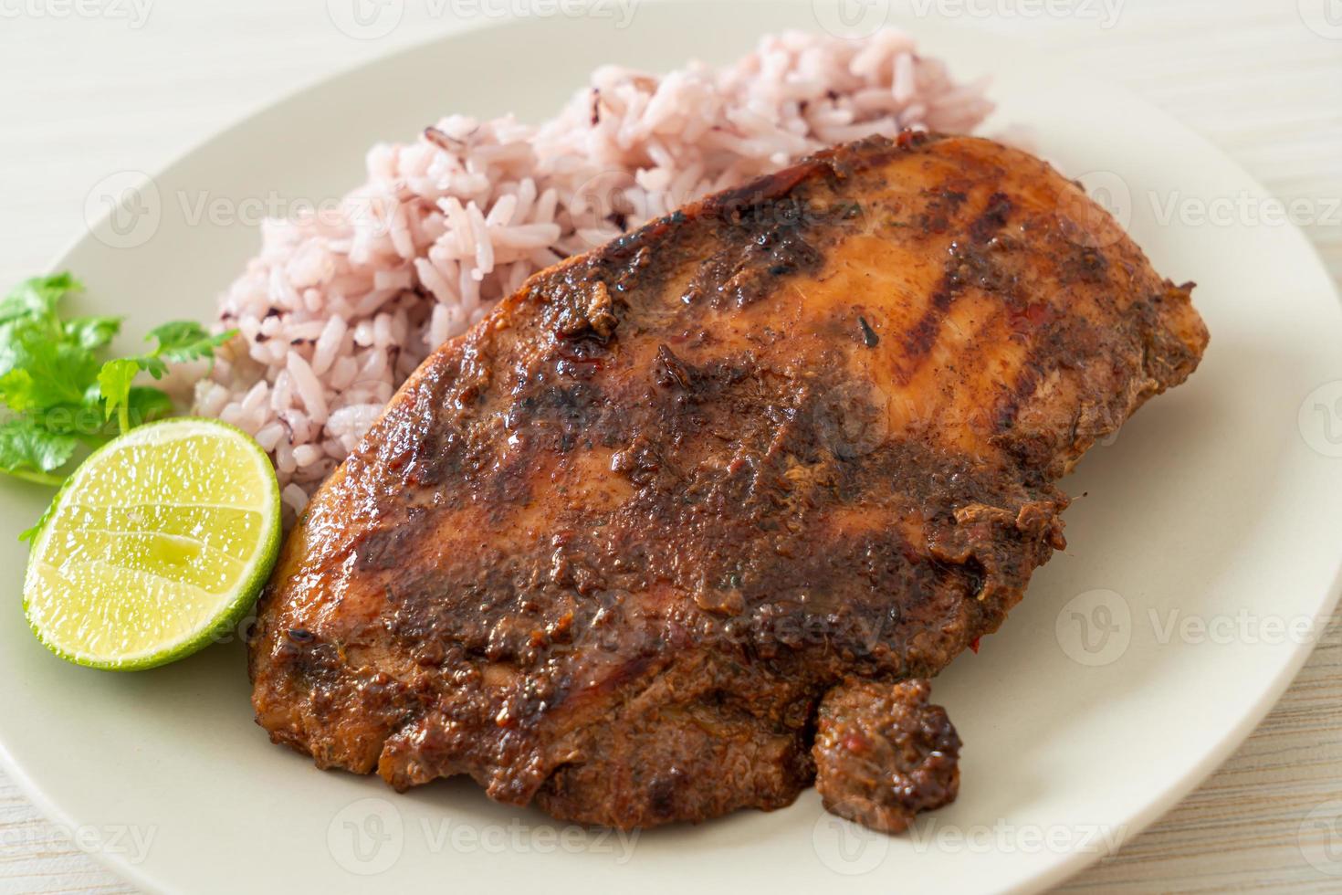 pittige gegrilde jamaicaanse jerk chicken met rijst - jamaicaans eten foto