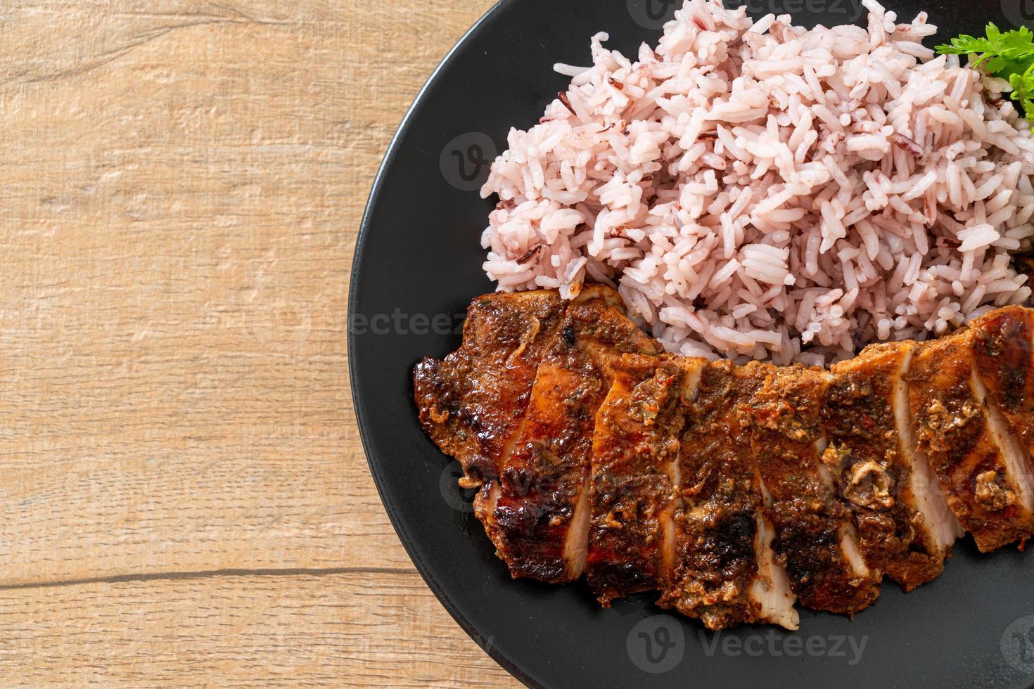 pittige gegrilde jamaicaanse jerk chicken met rijst - jamaicaans eten foto