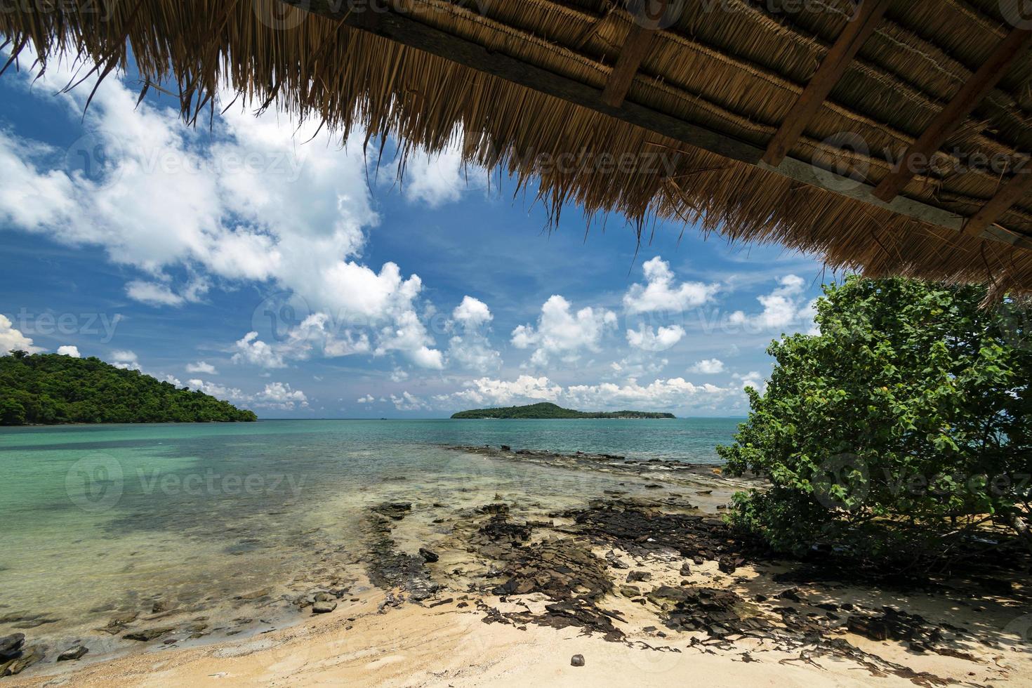 uitzicht op het strand vanuit tropische bungalow op het eiland koh ta tiev in de buurt van sihanoukville cambodja foto