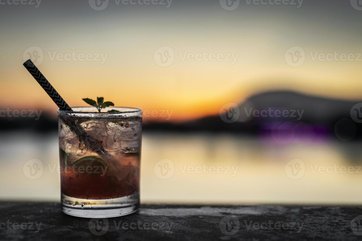 aardbei caipirinha gemengd cocktaildrankje in de buitenbar van vientiane laos aan de rivier bij zonsondergang foto