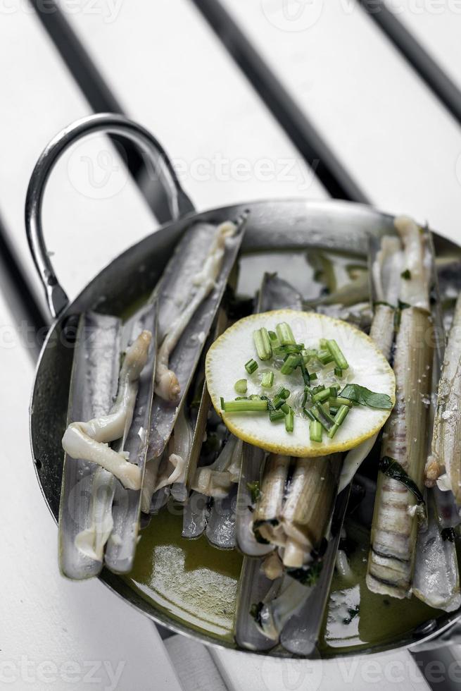 navajas scheermessen tapas gebakken met knoflookboter witte wijnsaus in santiago de compostela spanje foto