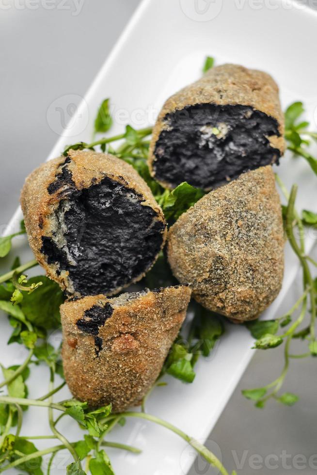 Portugese zwarte inkt inktvis gebakken kroketten snack food starter foto