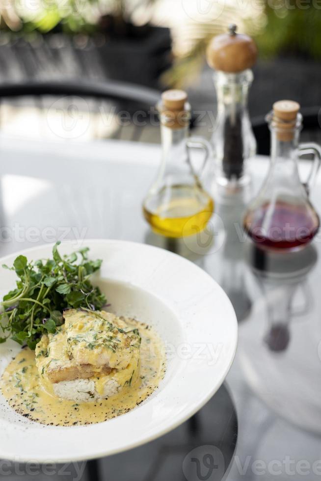 zeebrasem visfilet in romige mosterd dille en citroensaus restaurantmaaltijd op bord foto