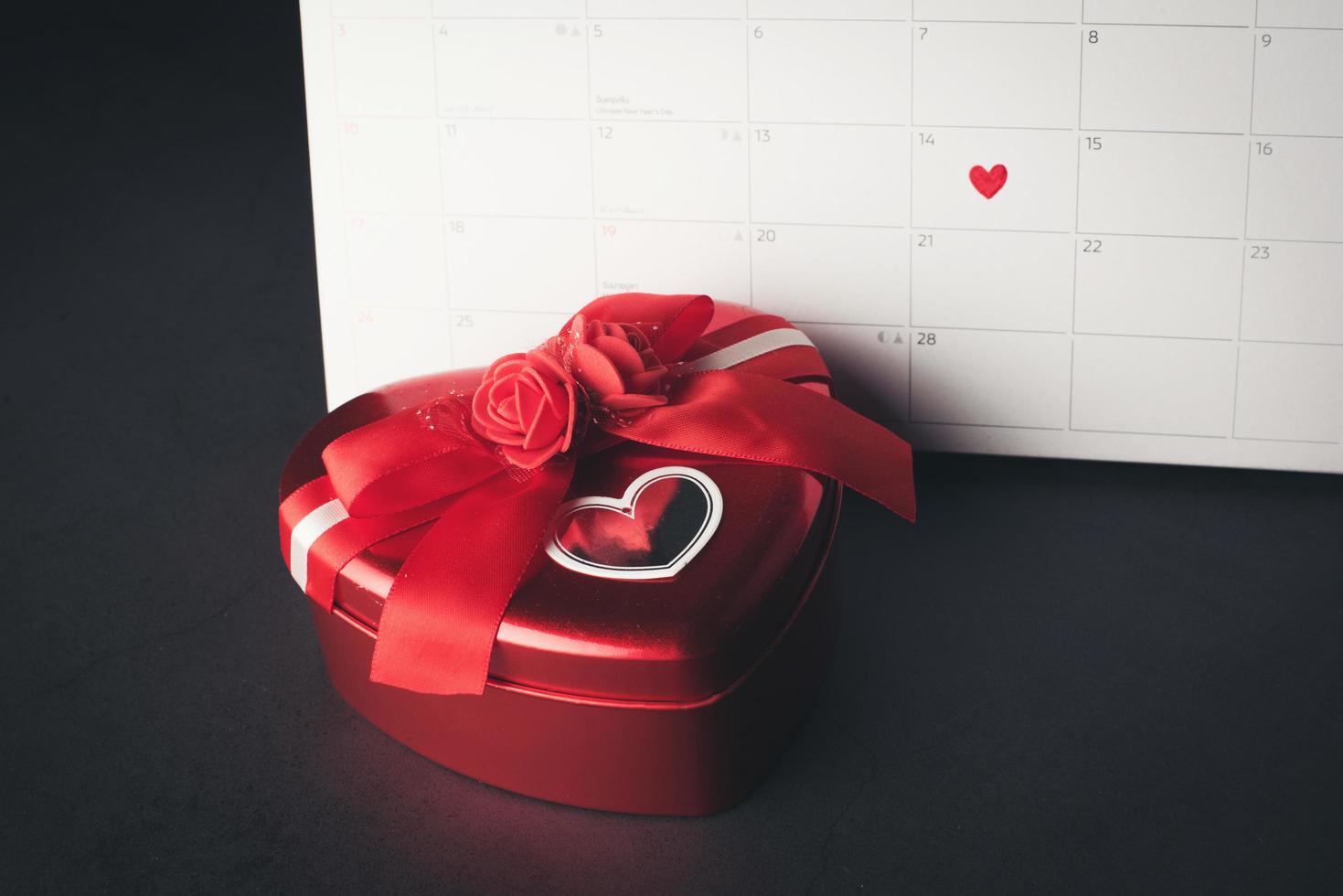 rood hart in 14 februari op de kalender met hartvorm. geschenkdoos. foto