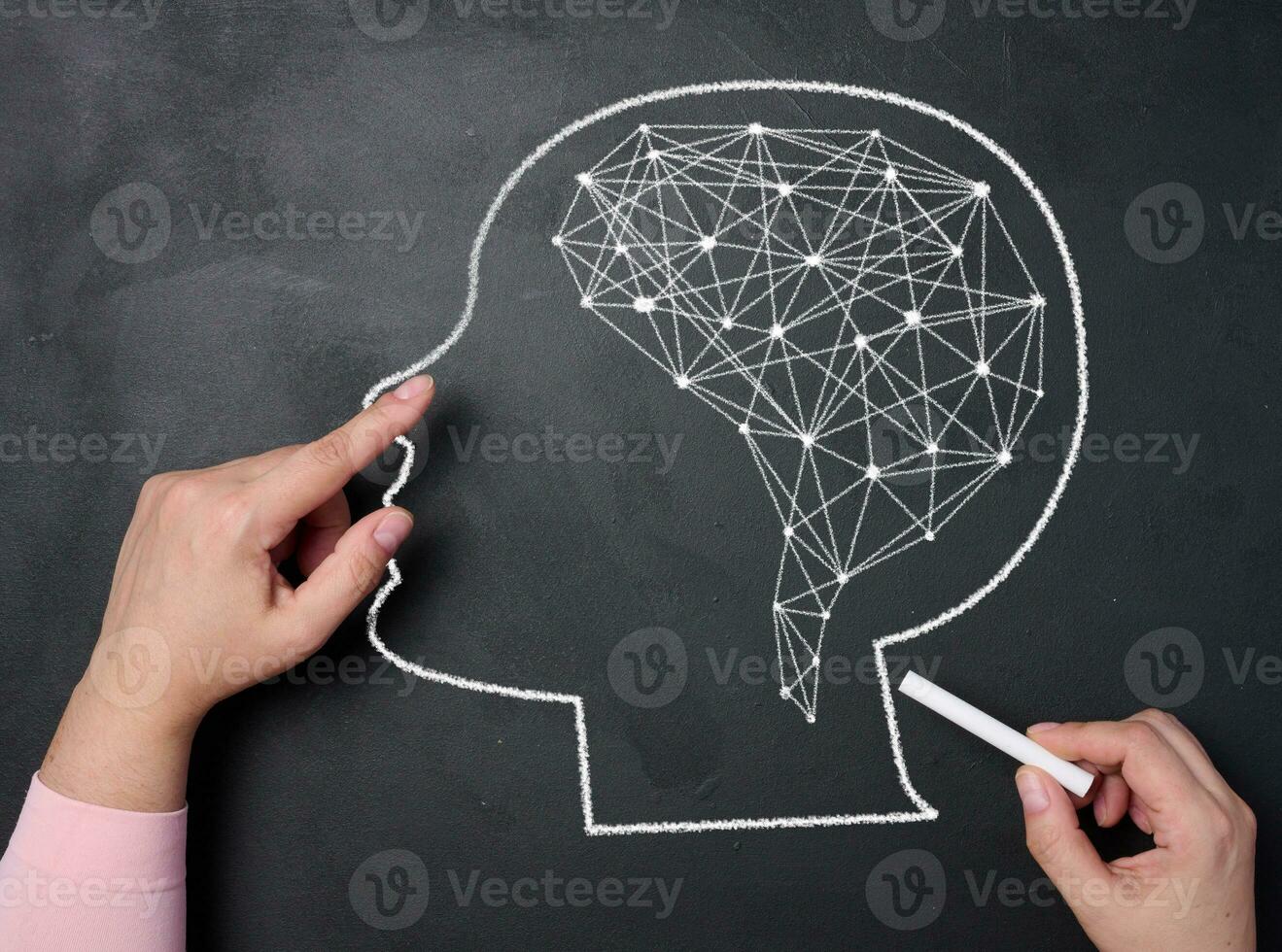 een vrouw hand- trekt een silhouet van de hoofd en verbindingen binnen de brein. aan het leren concept, neurale verbindingen foto