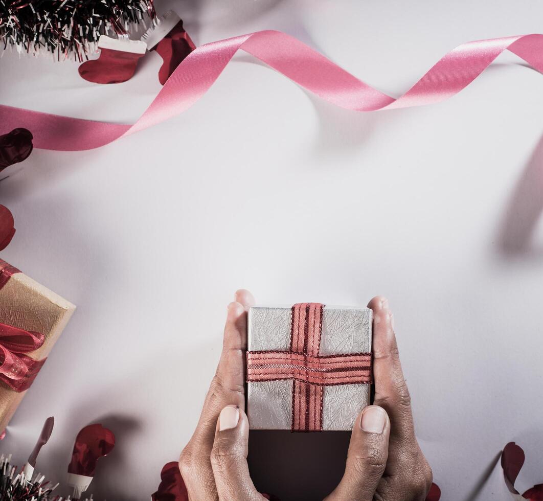 bovenaanzicht hand met geschenkdoos op werkruimte. foto