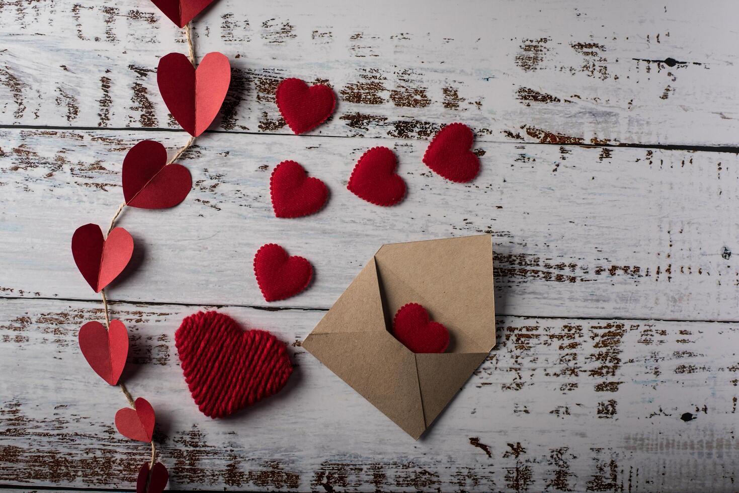 lege brief op hout achtergrond, Valentijnsdag concept foto