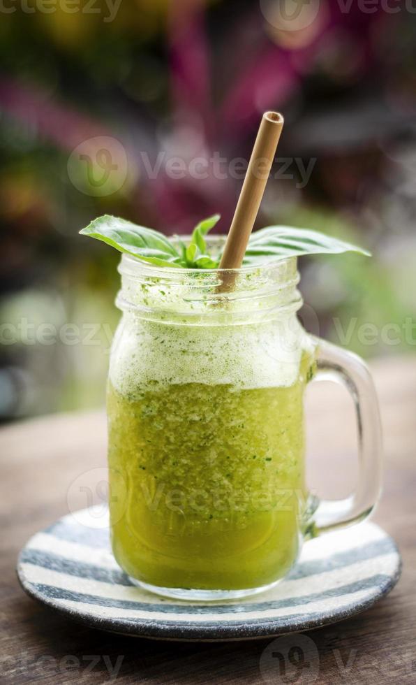 biologische ananas, kiwi en basilicum fruit detox gezonde smoothie drinken buiten in glas foto