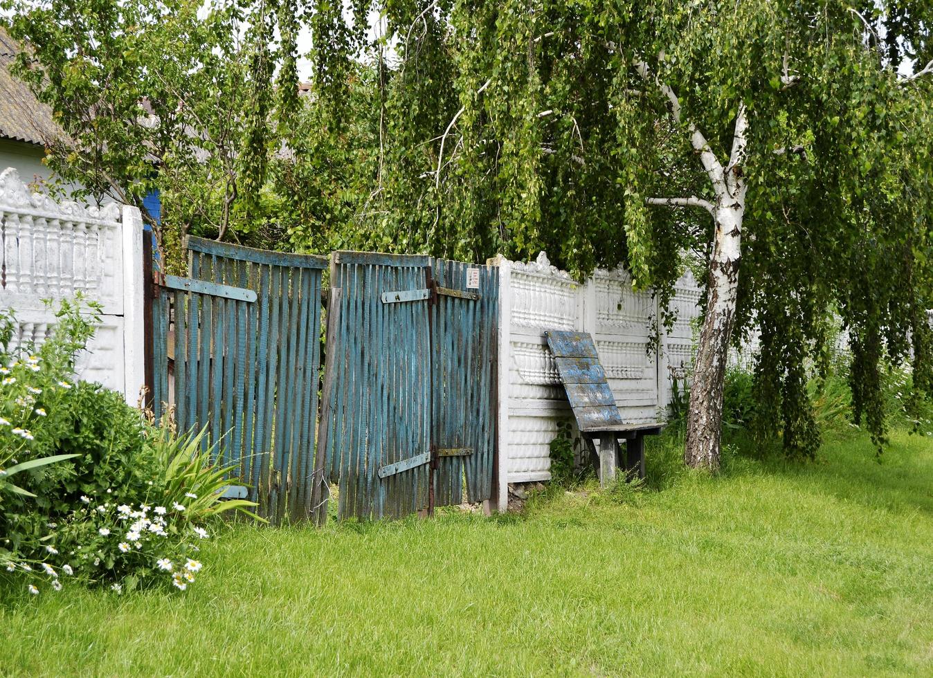 mooie oude poort van verlaten huis in dorp foto