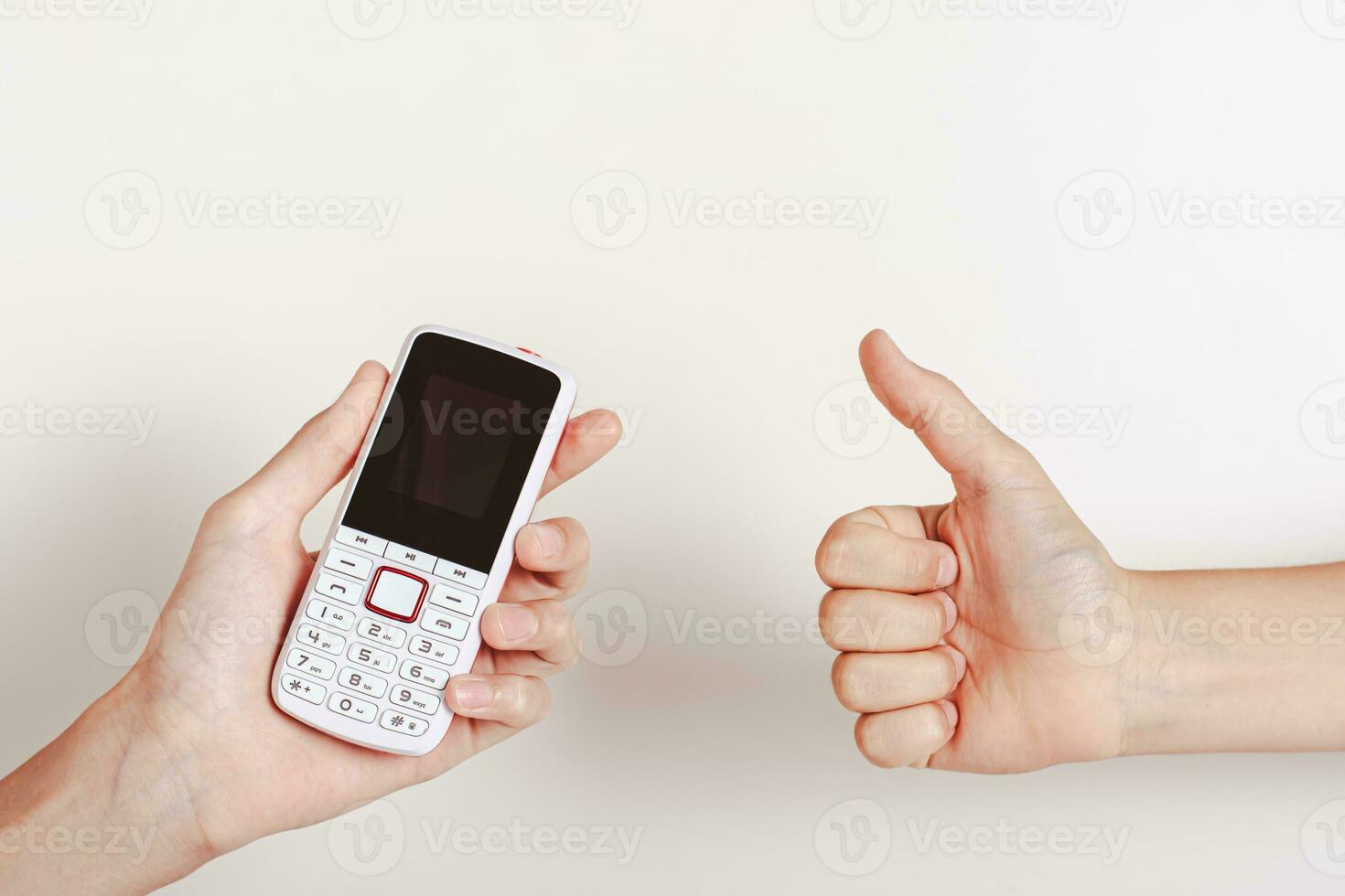 een hand- houdt een druk op de knop telefoon en de andere hand- shows een teken koel foto