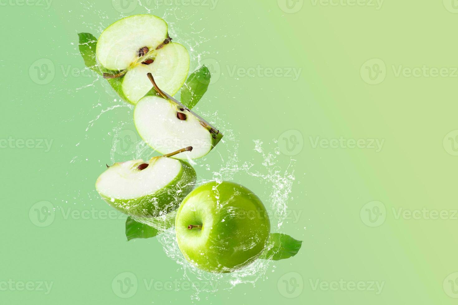 creatief lay-out gemaakt van groen appel en water spatten Aan een pastel groen achtergrond. fruit minimaal concept en kopiëren ruimte. foto