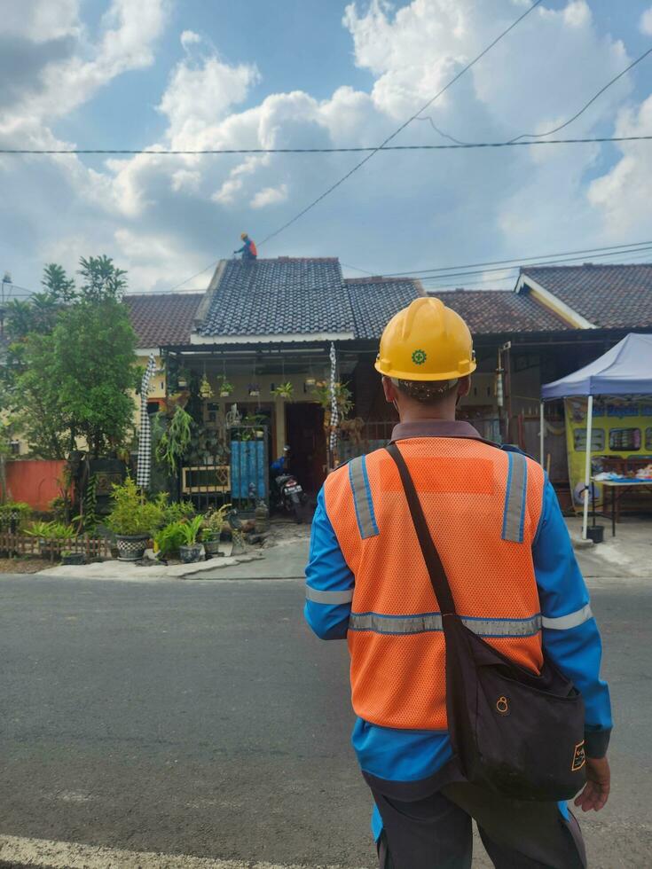 officieren van pln zijn vervangen elektriciteit lijnen foto