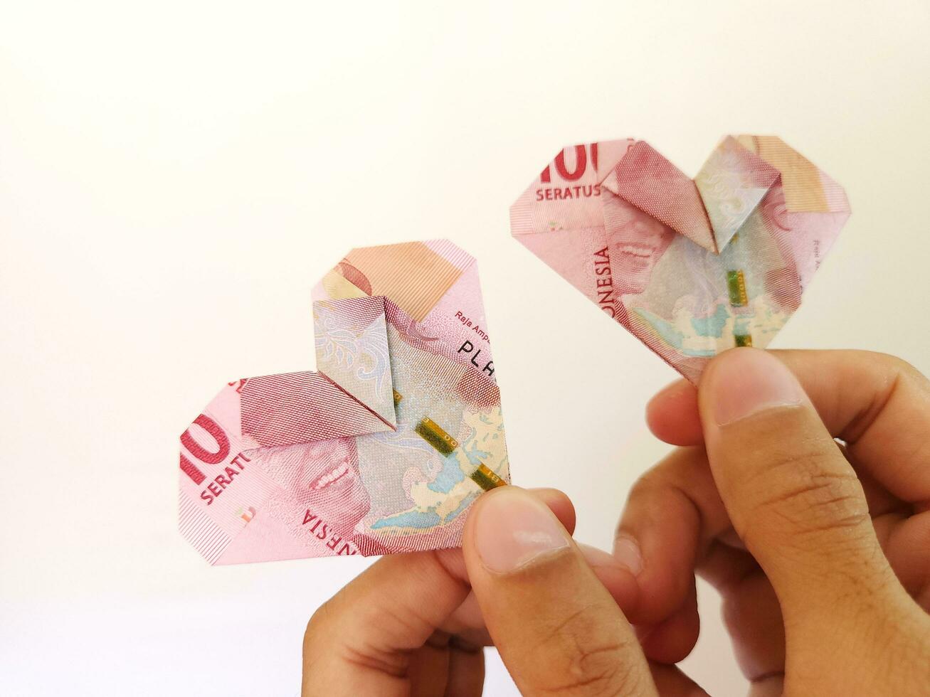 Indonesisch roepia geld in hart gevormd. illustratie voor spleet Bill met partner foto