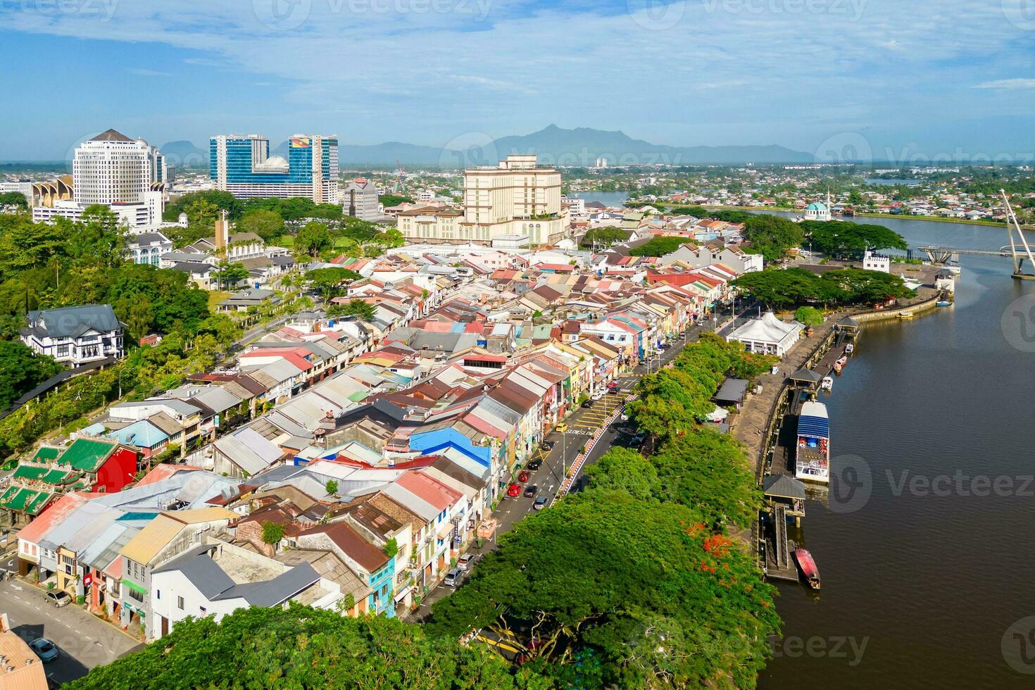 antenne visie van kuching stad, hoofdstad van Sarawak in Borneo, Maleisië foto