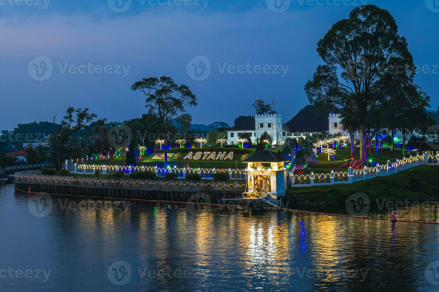 nacht visie van astana paleis in kuching stad, Sarawak, Borneo eiland, Maleisië foto