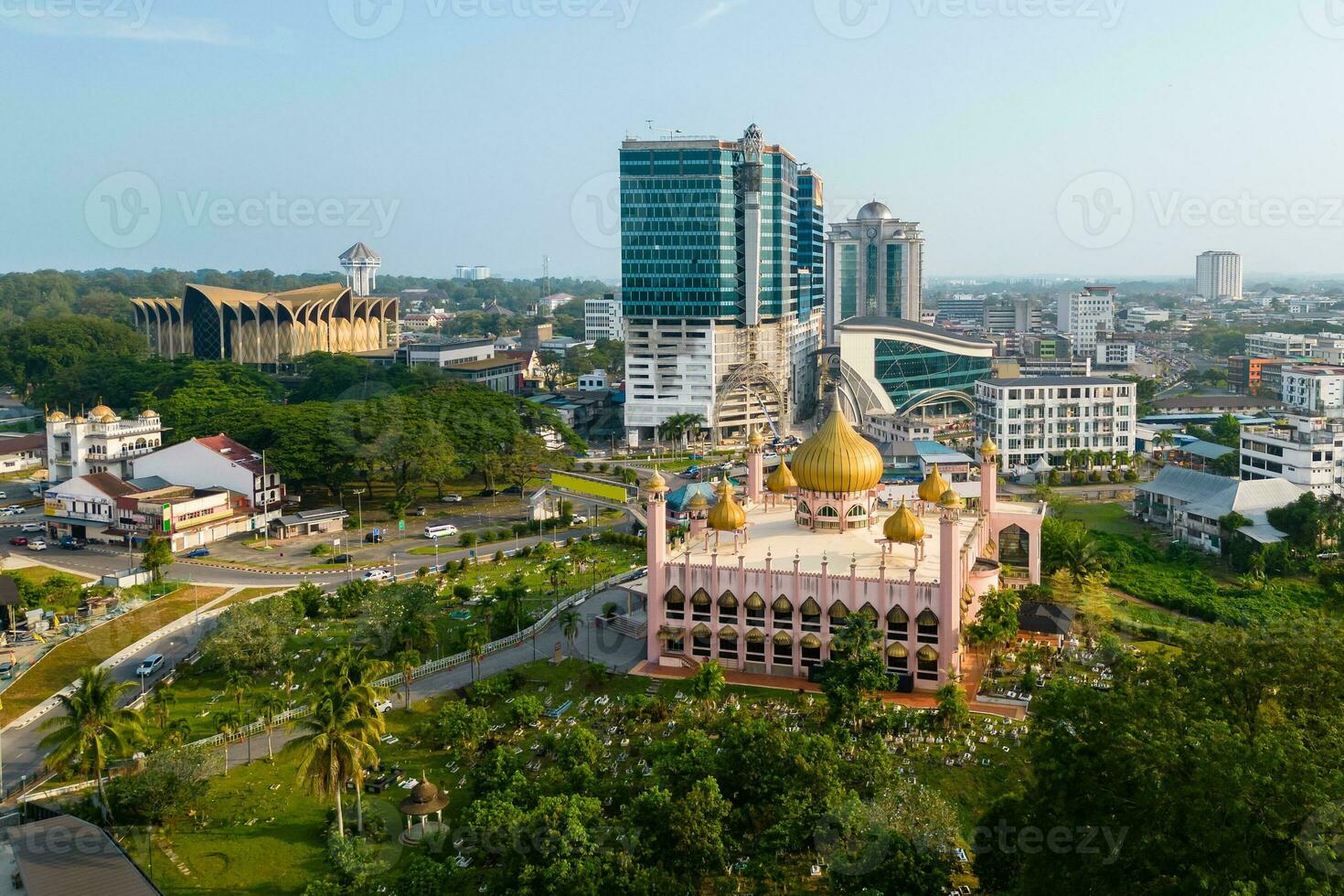 antenne visie van bandaraya kuching moskee in koechen, Sarawak, oosten- Maleisië foto