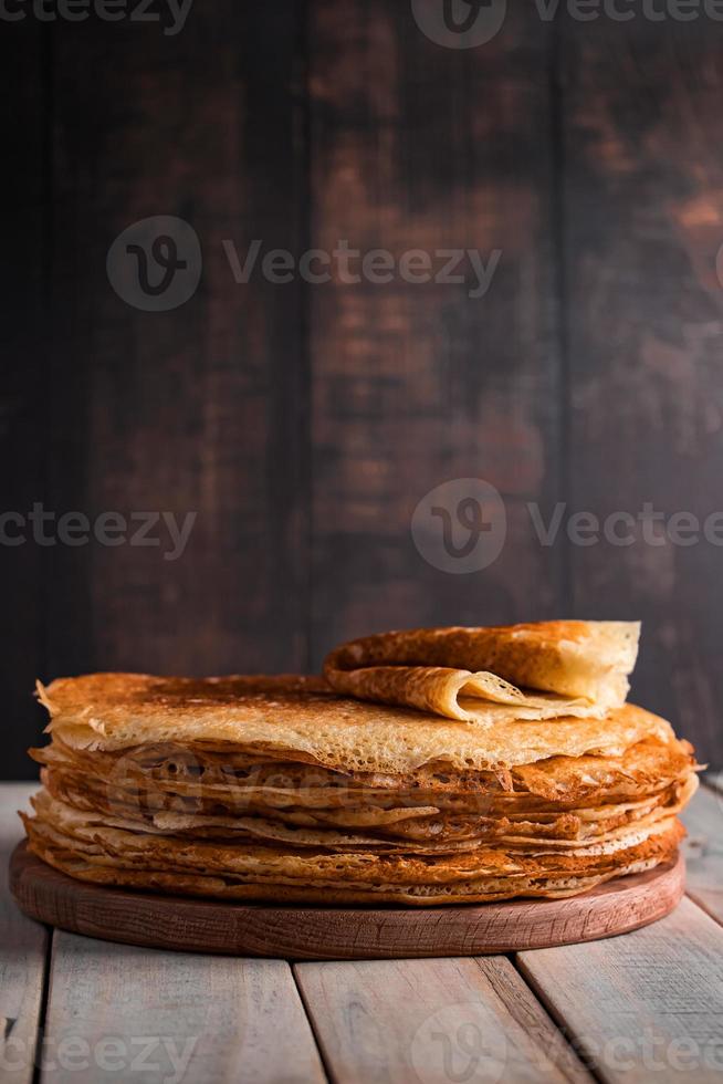 traditioneel Russisch eten - dunne pannenkoeken. een stapel pannenkoeken foto