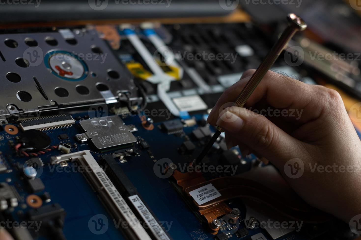 handtechnicus die kapotte laptop-notebook repareert met een schroevendraaier foto