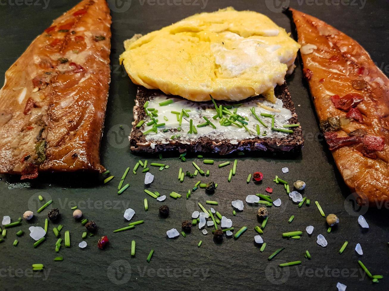 viskoekjes van gerookte makreelfilet met salade foto