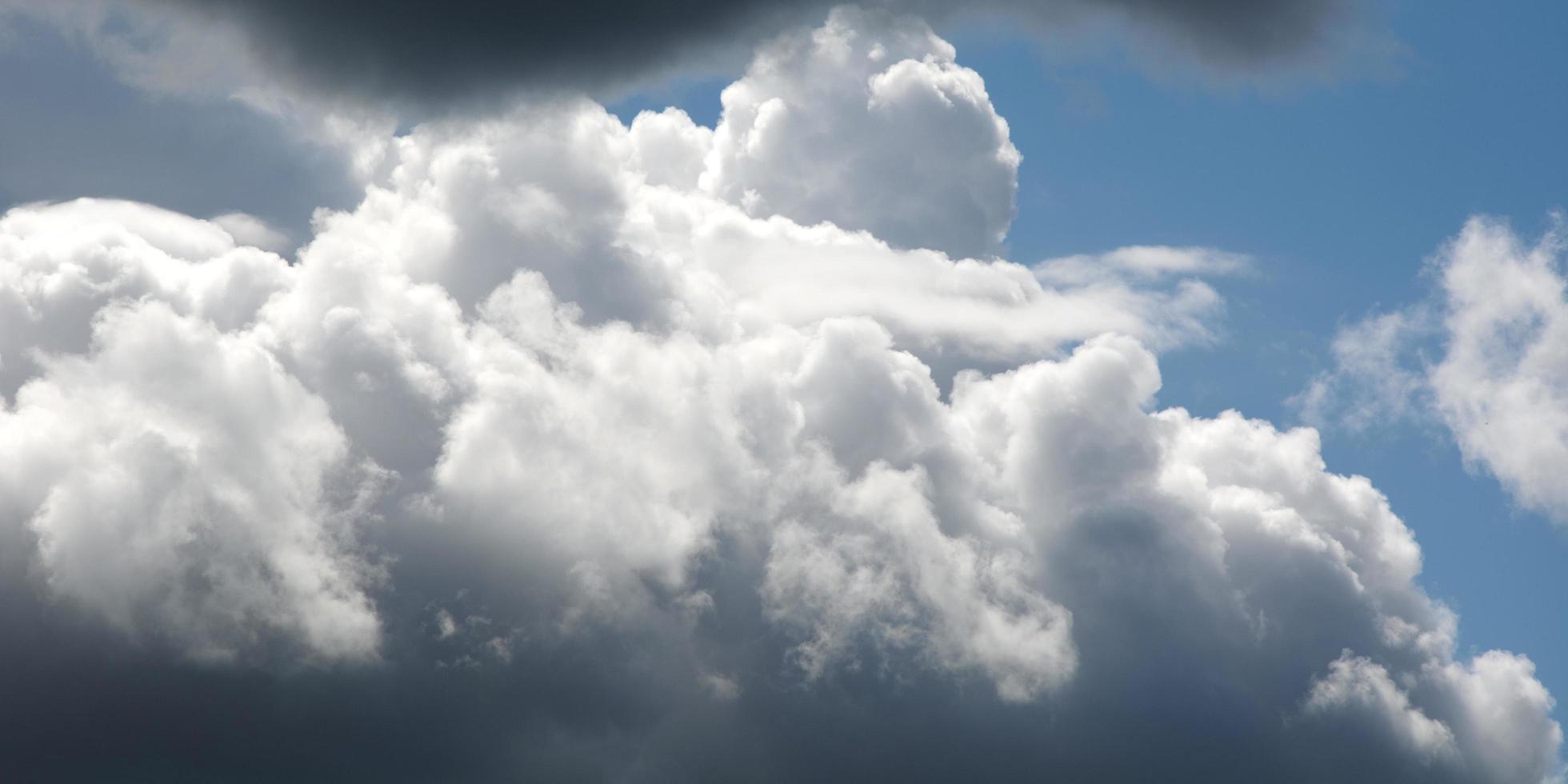 hemelachtergrond met wolken foto