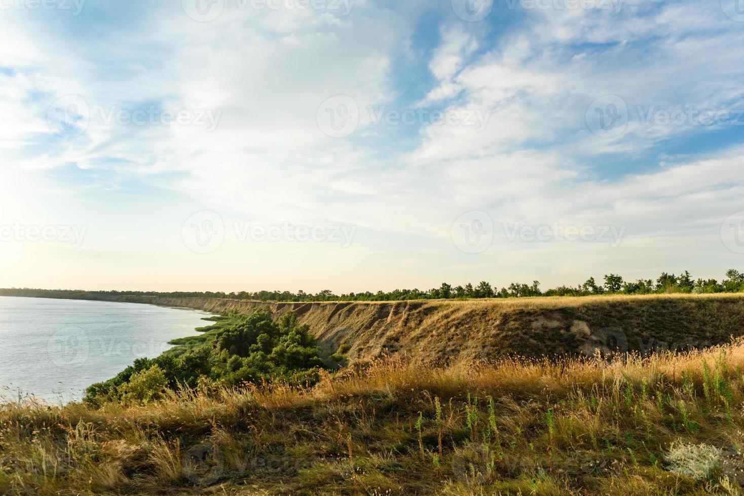 pittoreske helling van de zeekust op een warme zomerdag foto