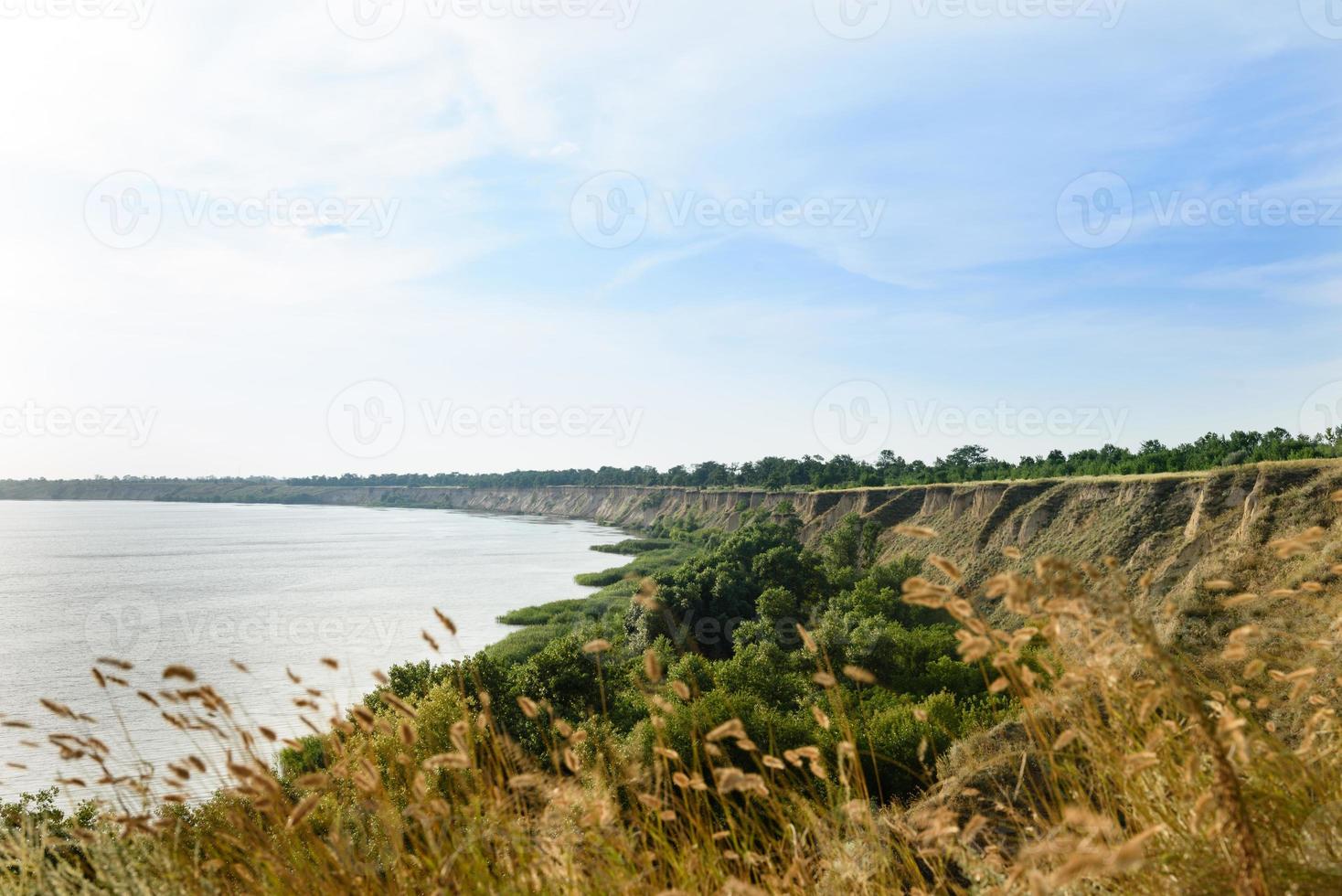 pittoreske helling van de zeekust op een warme zomerdag foto