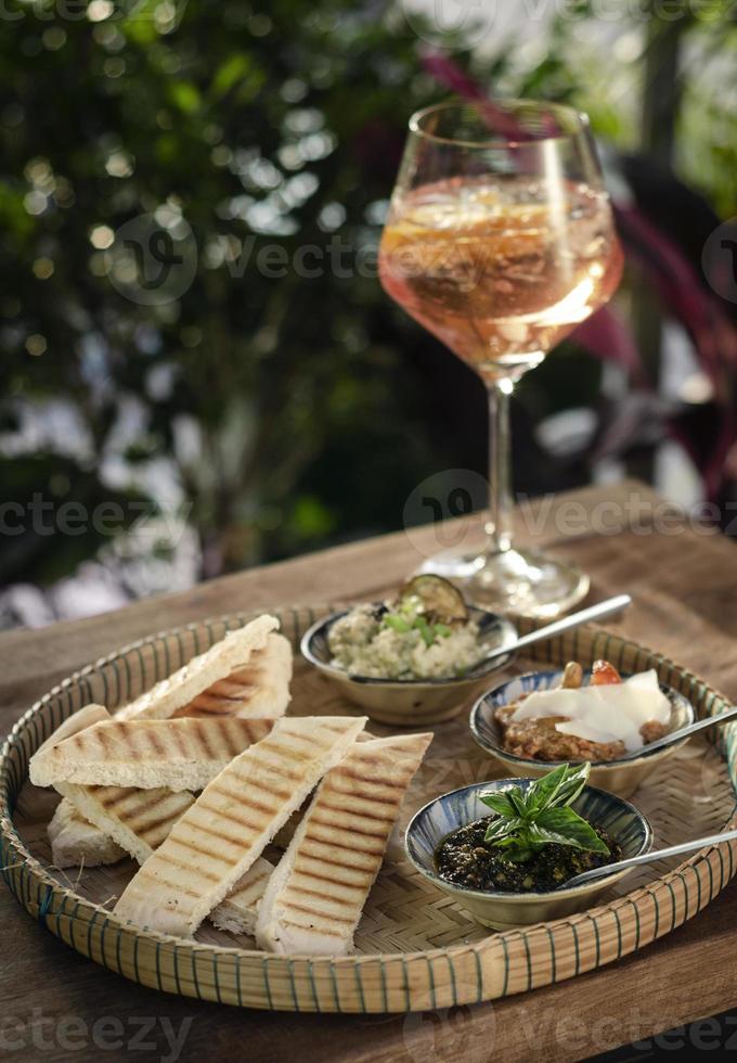 Vegetarische Turkse mezze snack tapasschotel op rustieke houten restauranttafel foto