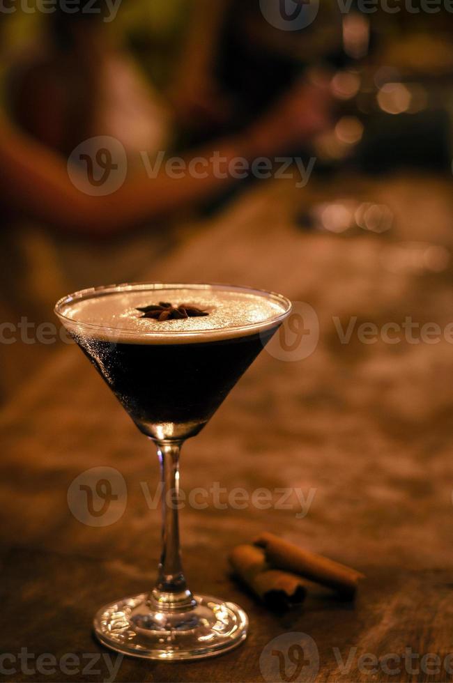 espresso martini cocktaildrankje in een gezellig donker barinterieur 's nachts foto