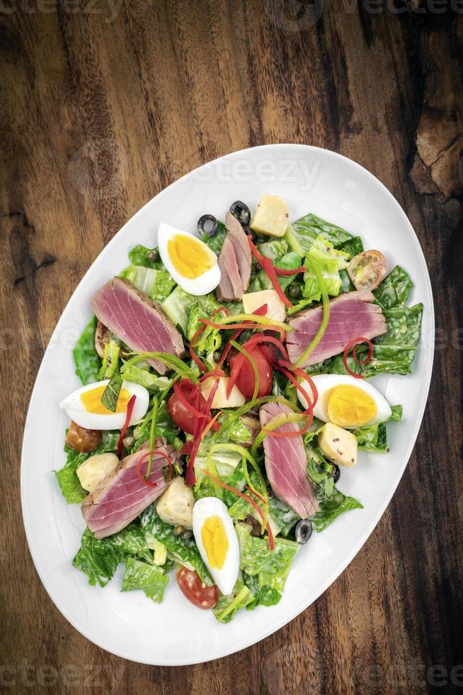 verse aangebraden rauwe tonijn en gemengde groentesalade met mosterdsaus foto