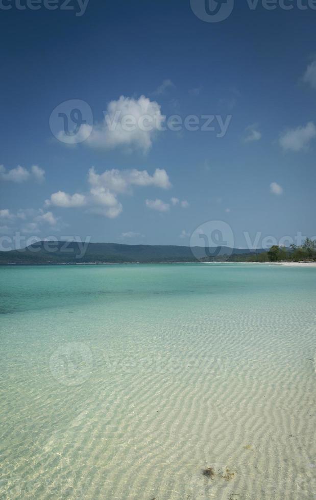 lang strand in tropisch paradijs koh rong eiland in de buurt van sihanoukville cambodja foto