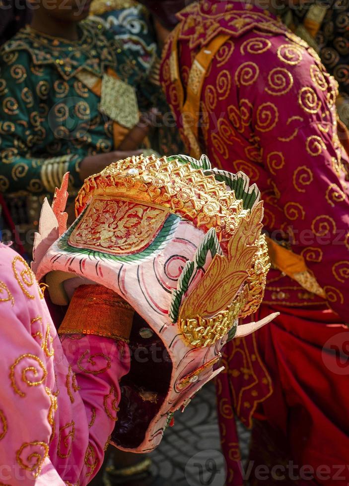 traditionele lakhon khol masker dans ceremonie kostuum in wat svay andet unesco immaterieel cultureel erfgoed in de provincie kandal, cambodja foto