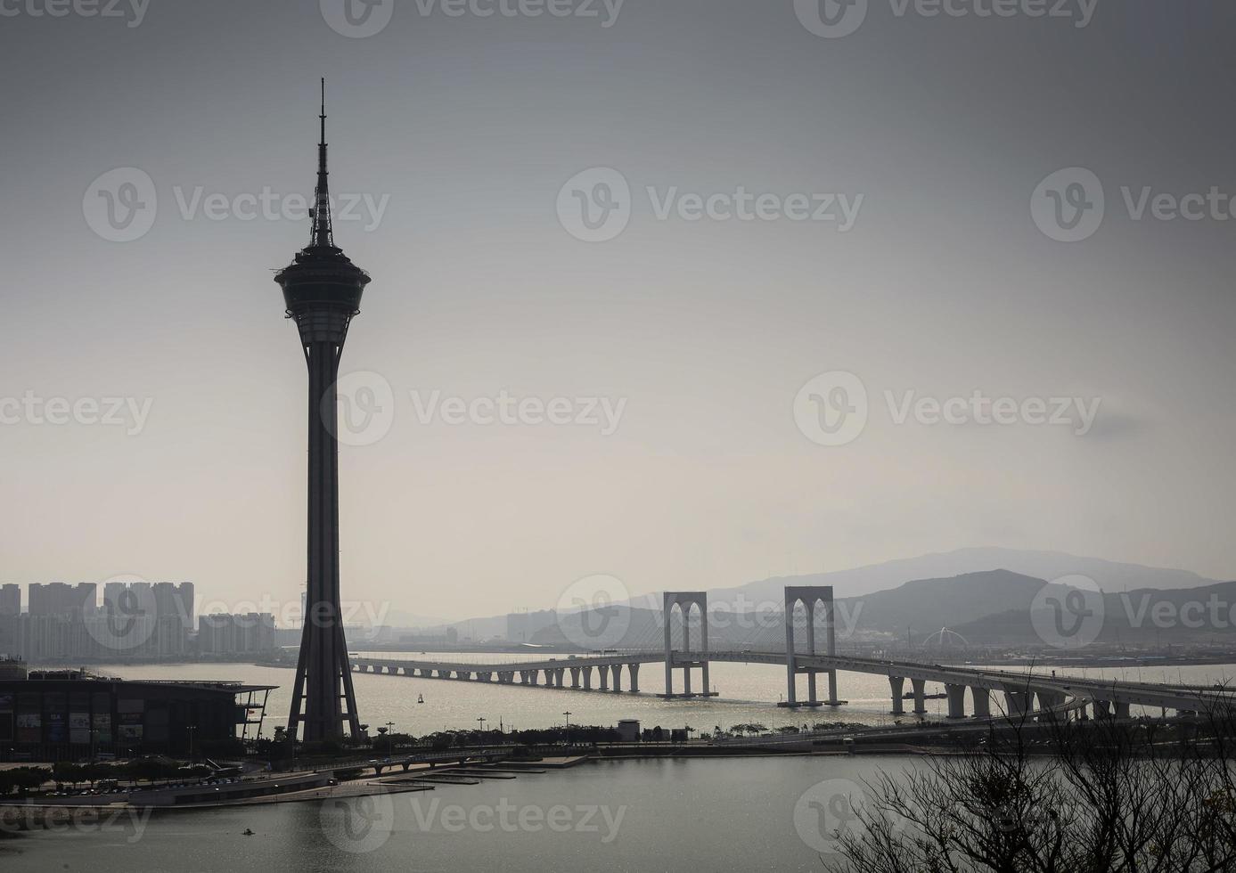 Macau-toren en de skyline van Taipa Bridge op mistige dag in China foto