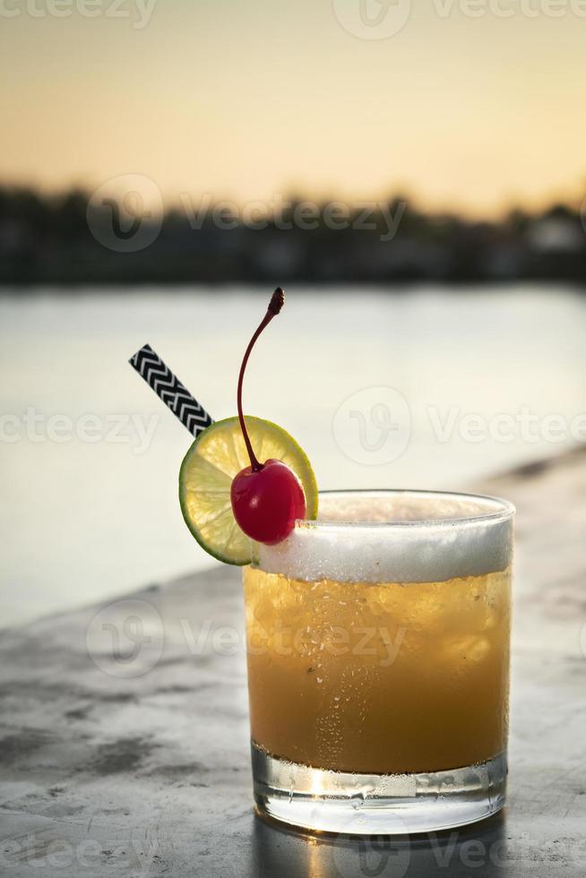 perzik schroevendraaier gemengde wodka cocktail drinken buiten bij zonsondergang bar foto