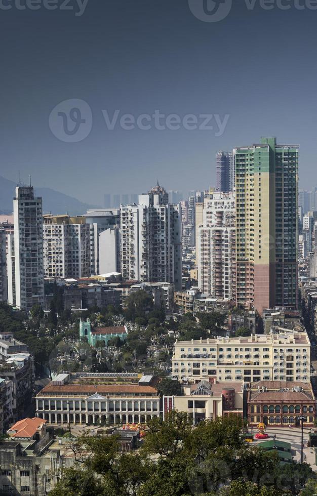 uitzicht op de stedelijke skyline vanaf het fort van Guia met torenflats in centraal Macau City, China foto
