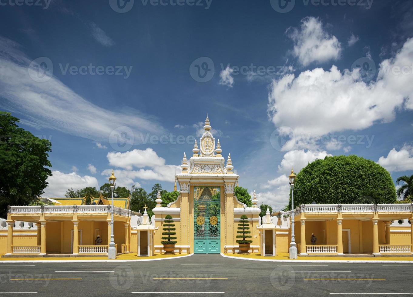 uitzicht op de buitenkant van het koninklijk paleis in de stad phnom penh, cambodja foto