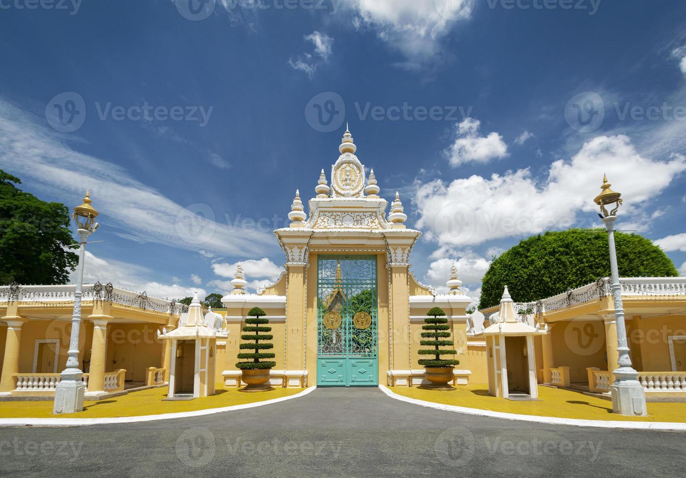 uitzicht op de buitenkant van het koninklijk paleis in de stad phnom penh, cambodja foto