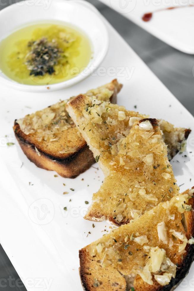Portugese traditionele tiborna knoflook en kruidentoast met olijfolie tapas snack food foto