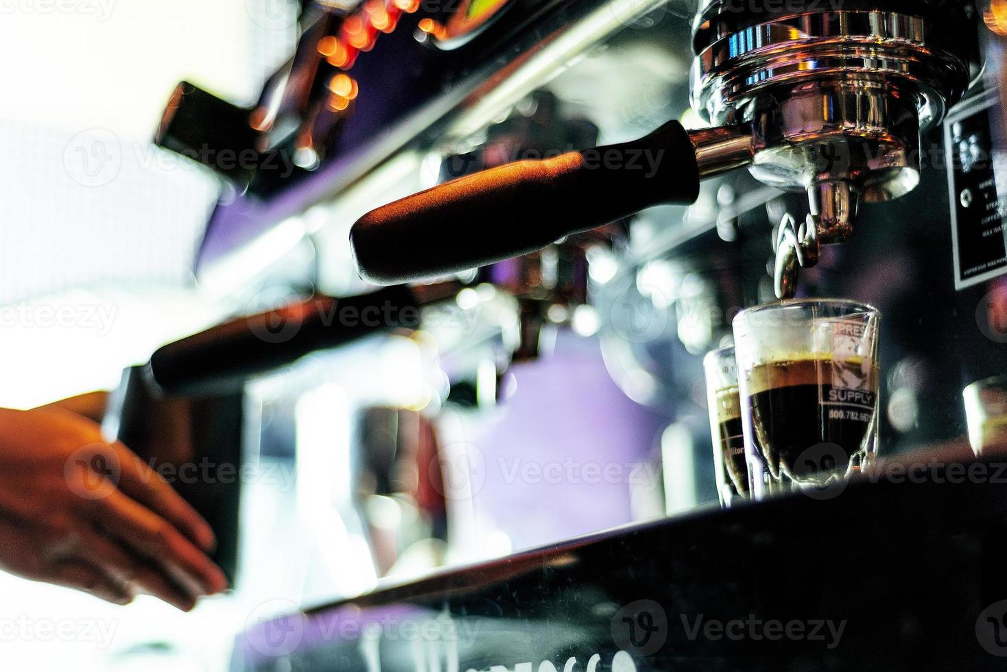 espressokoffie maken close-up detail met moderne cafémachine foto