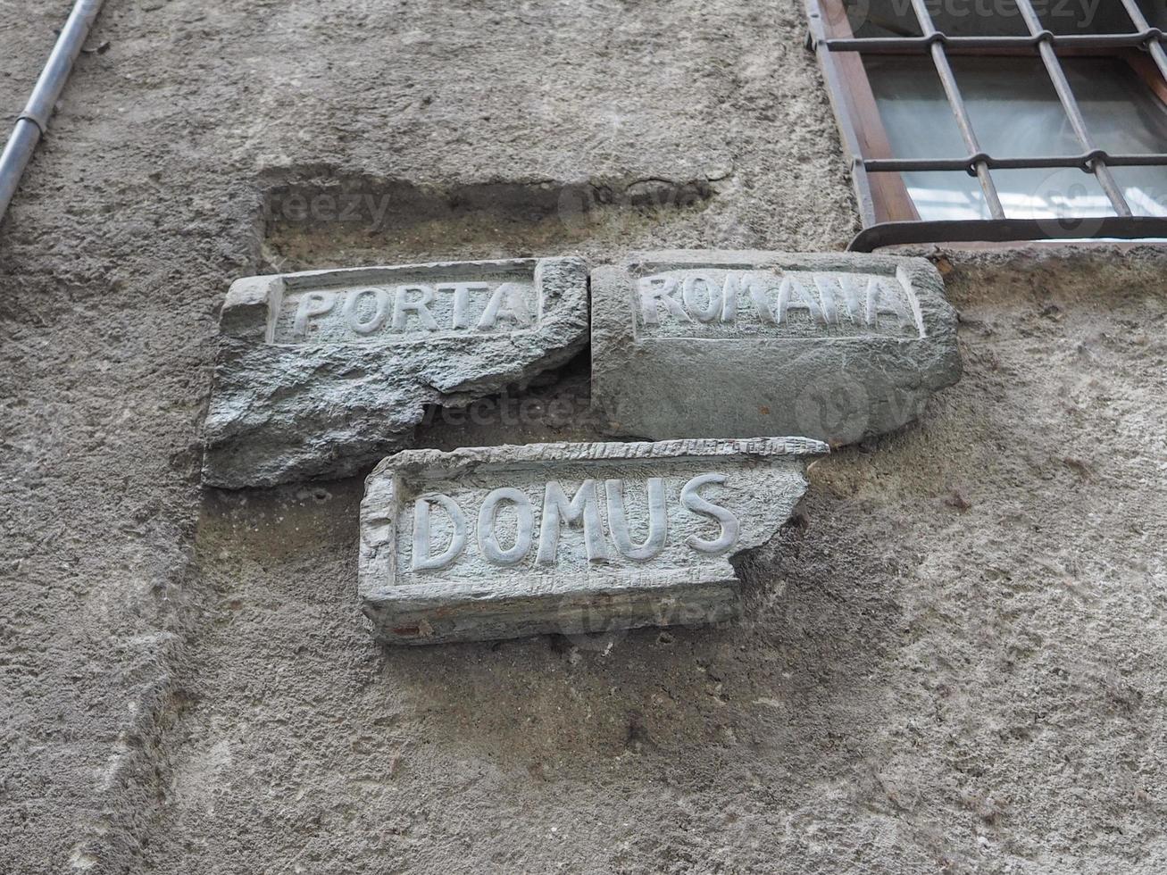 oud romeins verkeersbord in donnas foto