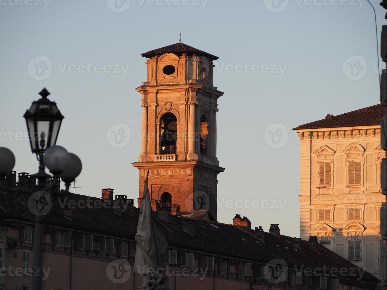 toren van de kathedraal van Turijn bij zonsondergang foto