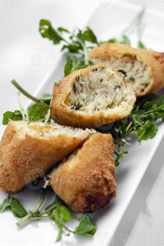 Portugese beroemde traditionele bacalhau gebakken kabeljauw kroket snack eten foto