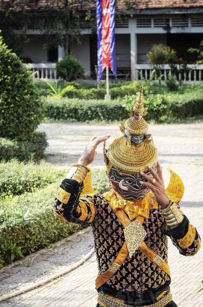 traditionele lakhon khol masker dans ceremonie kostuum in wat svay andet unesco immaterieel cultureel erfgoed in de provincie kandal, cambodja foto