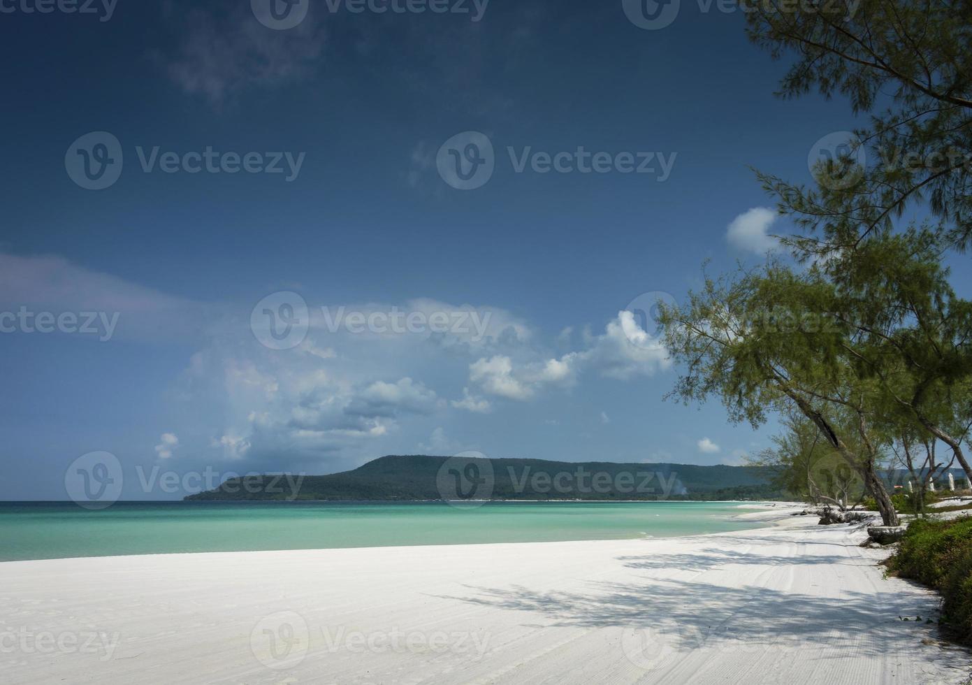 lang strand in tropisch paradijs koh rong eiland in de buurt van sihanoukville cambodja foto