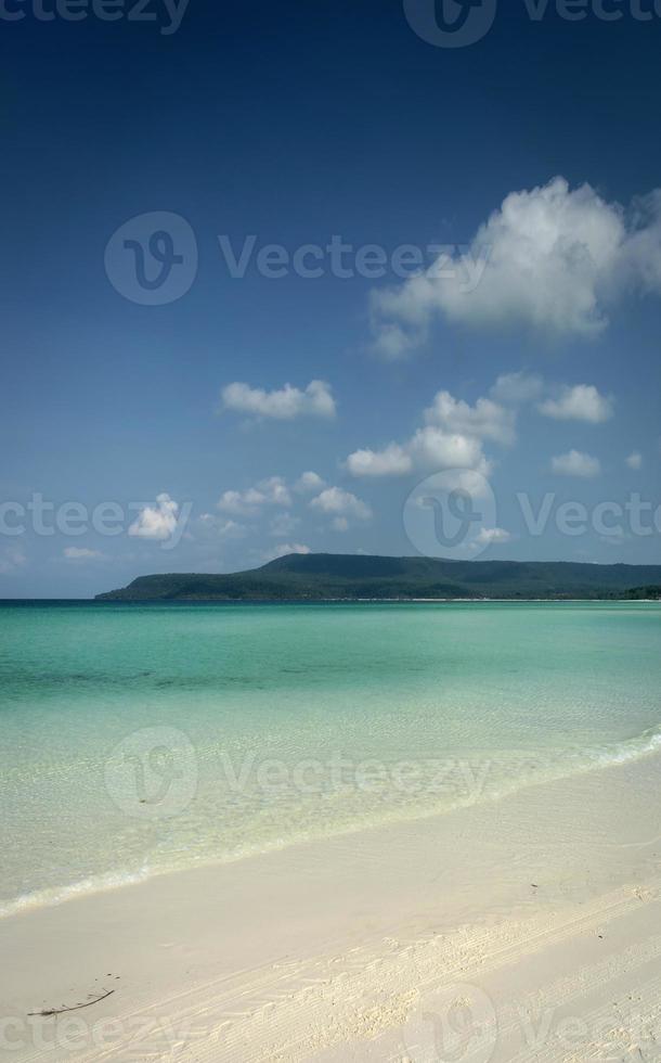 lang strand in tropisch paradijs koh rong eiland in de buurt van sihanoukville cambodja foto