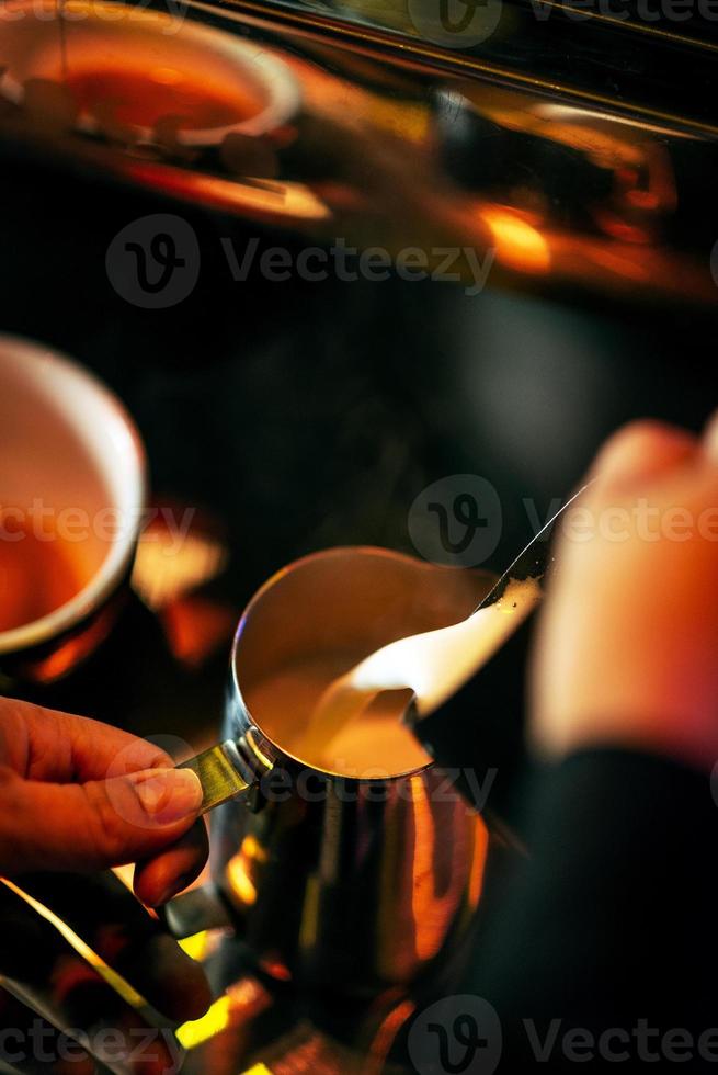 espressokoffie maken close-up detail met moderne cafémachine foto