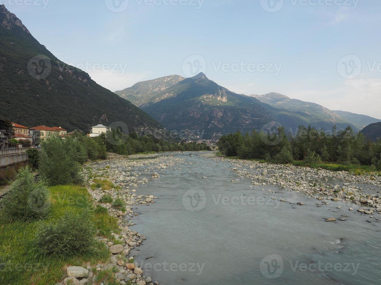 dora baltea rivier in donnas foto