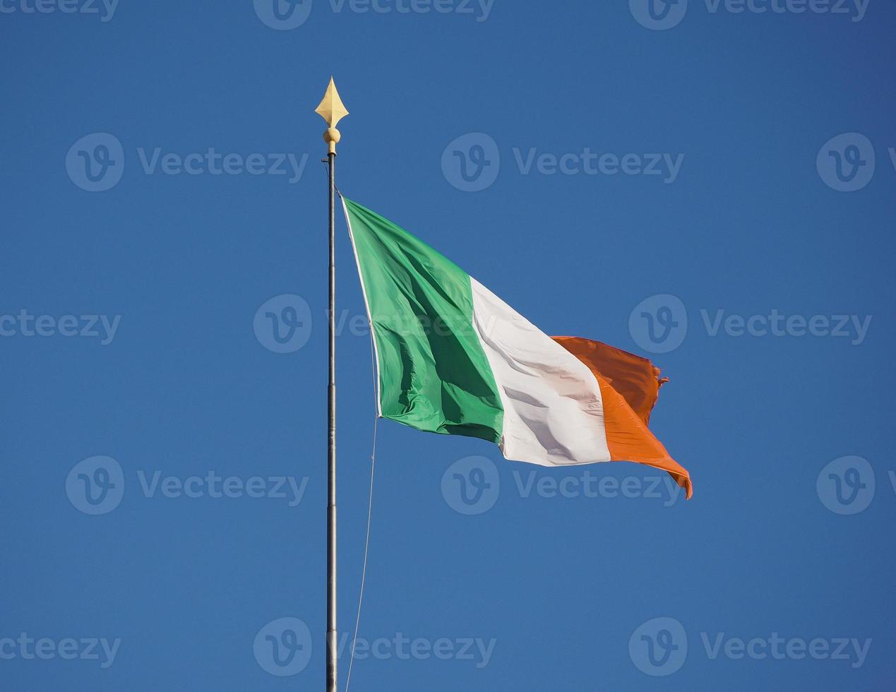 Ierse vlag van Ierland over blauwe lucht foto